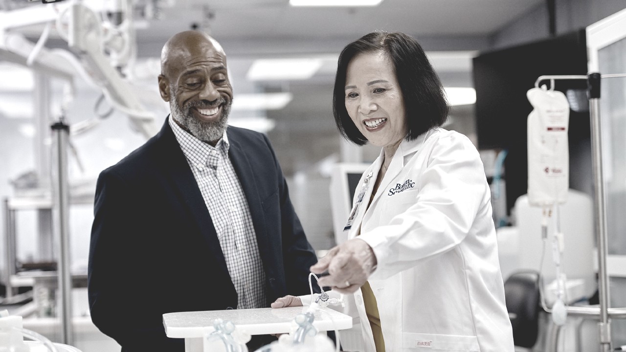 Funcionários da Boston Scientific sorrindo em um laboratório