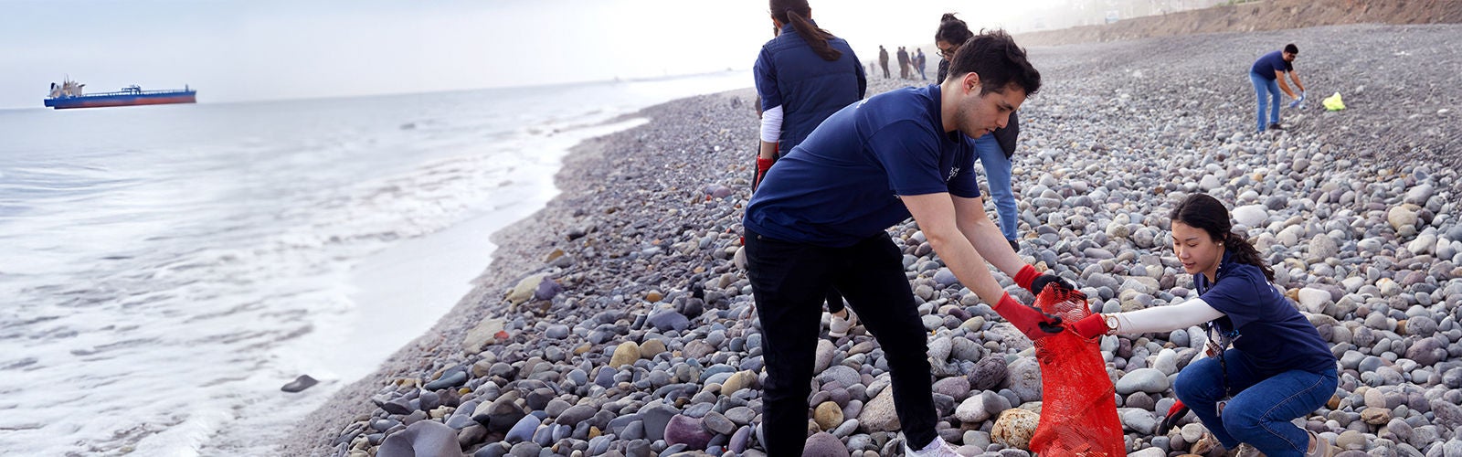 Boston Scientific volunteers participate in a beach clean-up.