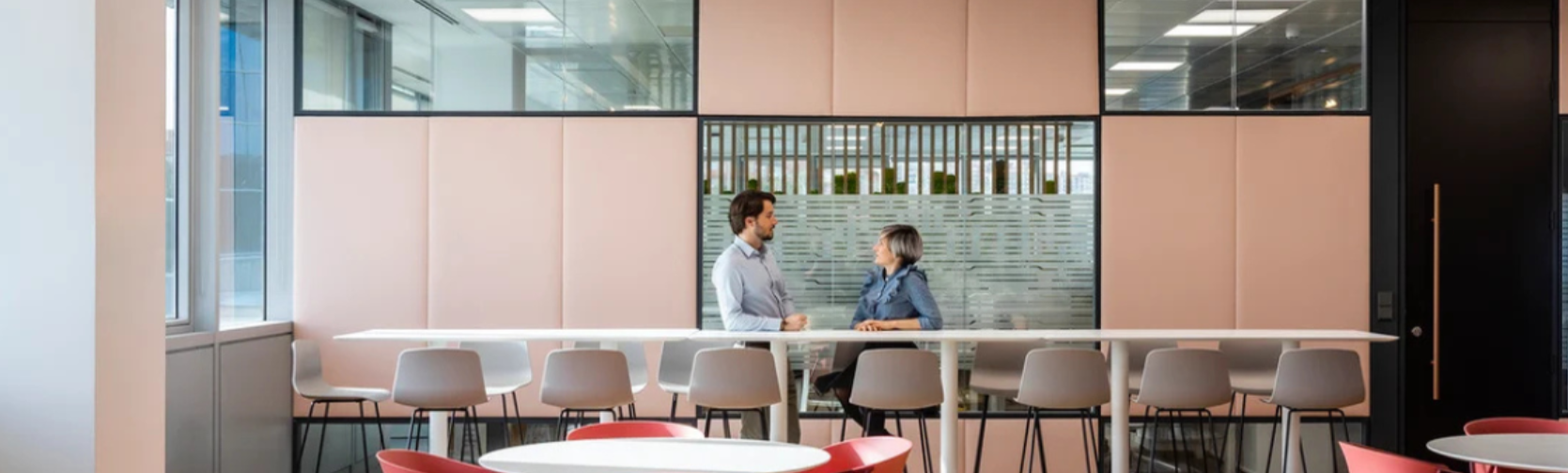 Dos empleados de Boston Scientific conversan en un espacio de trabajo moderno en la oficina de Boston Scientific en Madrid, España
