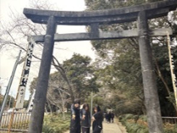 江田神社へ向かう道中では、部署を越えた交流も生まれました
