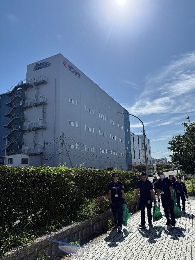 トングを手に、歩道沿いのごみを拾う参加者