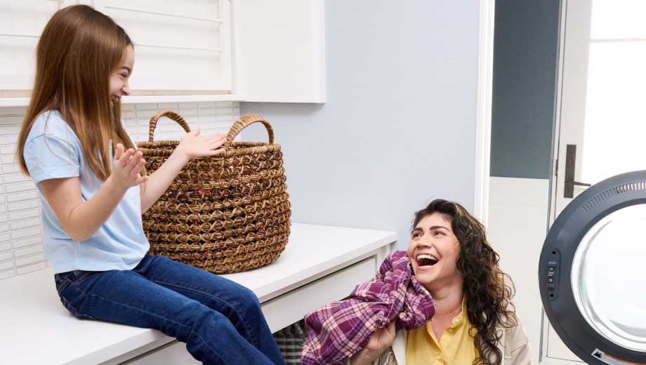 Madre e hija sonriendo