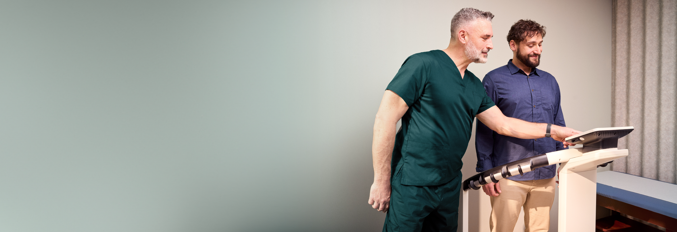 Médico pesando a un paciente