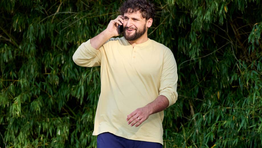 Hombre hablando por teléfono