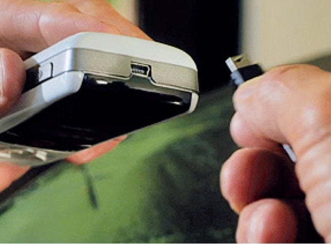 Person connecting the remote to the USB power supply