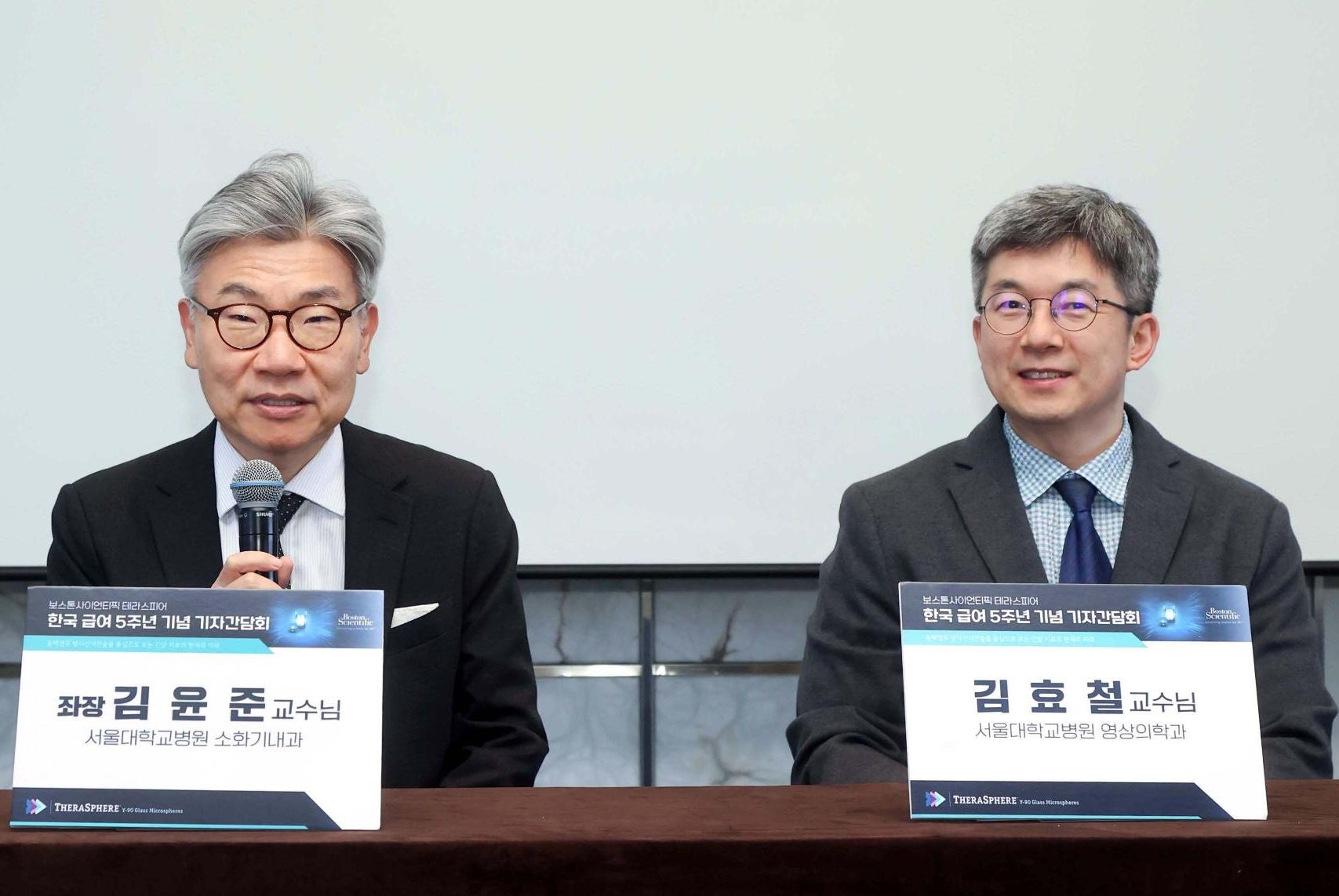 김윤준 서울대학교병원 교수와 김효철 서울대학교병원 교수가 질의에 응답하고 있다.