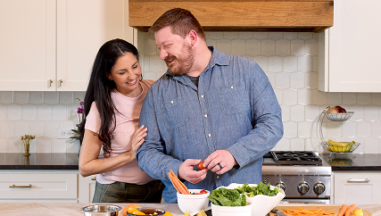 Hombre y mujer cocinando