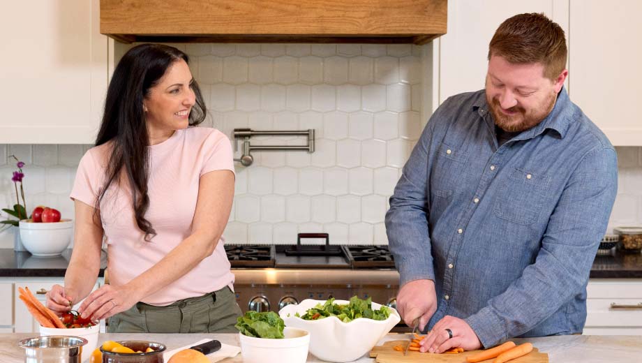 Hombre y mujer cocinando