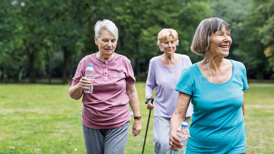 Seniorin kann aufgrund der Tiefen Hirnstimulation (THS) wieder mit ihren Freundinnen Sport treiben
