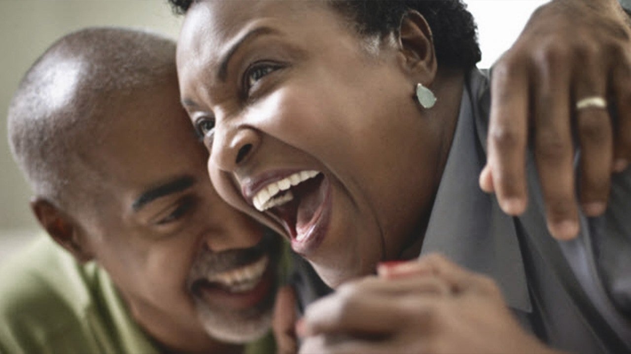 Homem e mulher sorrindo