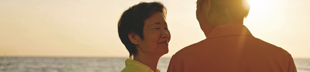 女性がほほ笑む様子