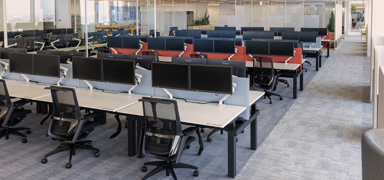 ②ワークスペース（昇降デスク）