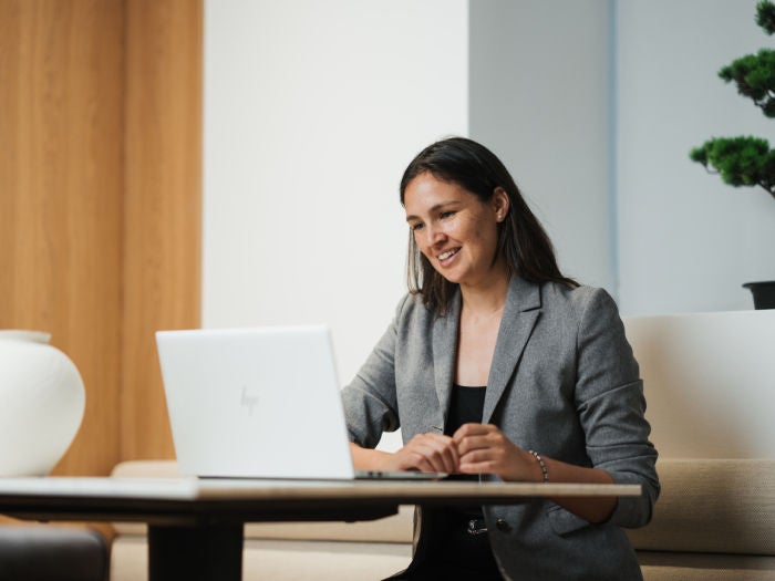 Lady is looking in the laptop