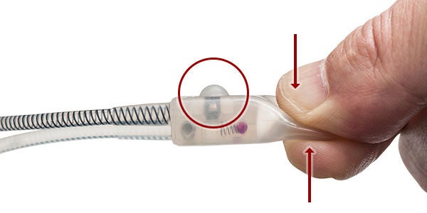 （図３）：ポンプを一気に押し、水の水圧で、ピンを押し上げる