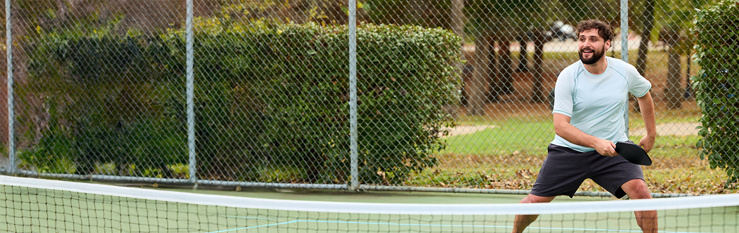 Hombre jugando tenis