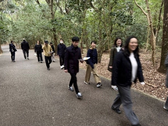 早朝の澄んだ空気の中、会話を楽しみながらウォーキングする参加者たち