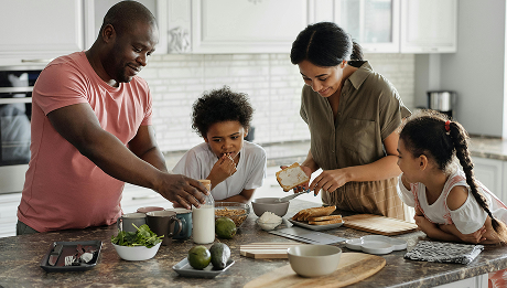 Familia cocinando