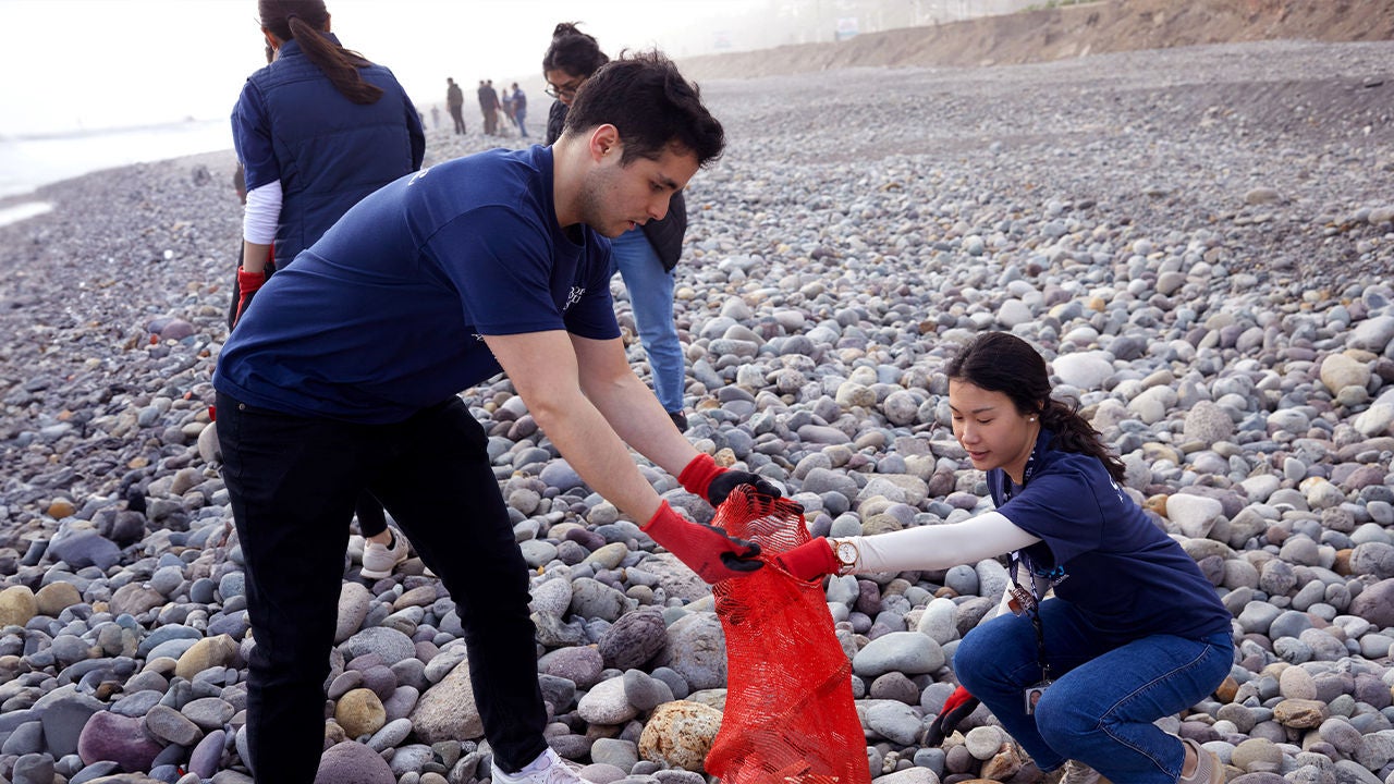 Boston Scientific volunteers participate in a beach clean-up.