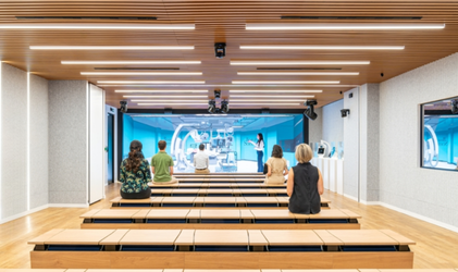 empleados sentados en el espacio dedicado al Institute for Advancing Science de Boston Scientific en Madrid