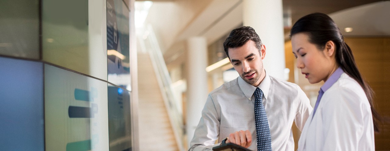 Video de fondo del personal en un pasillo, sin audio.