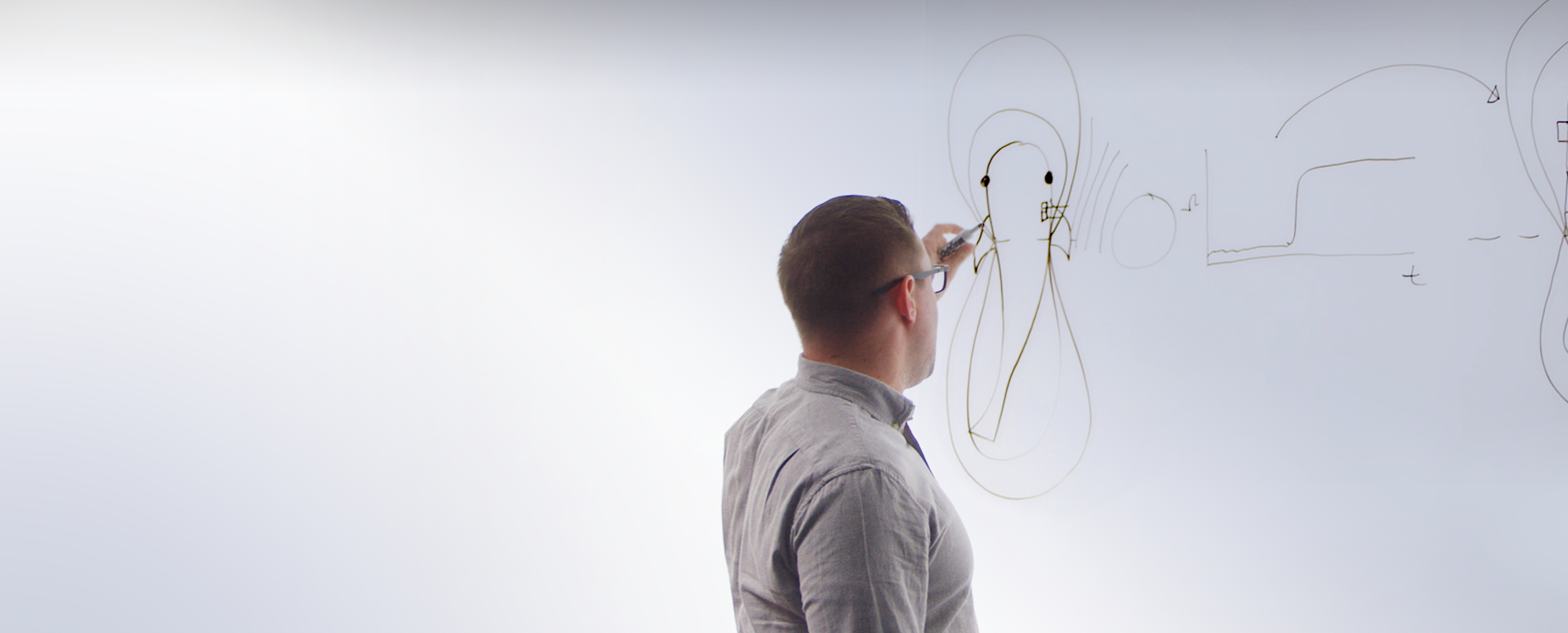 Boston Scientific research scientist drawing an electric fish on a whiteboard to illustrate how DIRECTSENSE™ Technology generates an electric field during RF ablation procedures.