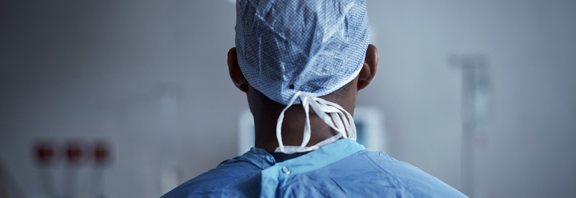 Electrofisiólogo con un pijama quirúrgico azul en el quirófano de un hospital