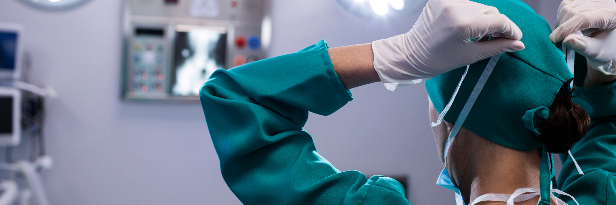 Ein Elektrophysiologe in grüner Bereichskleidung im OP-Saal eines Krankenhauses  