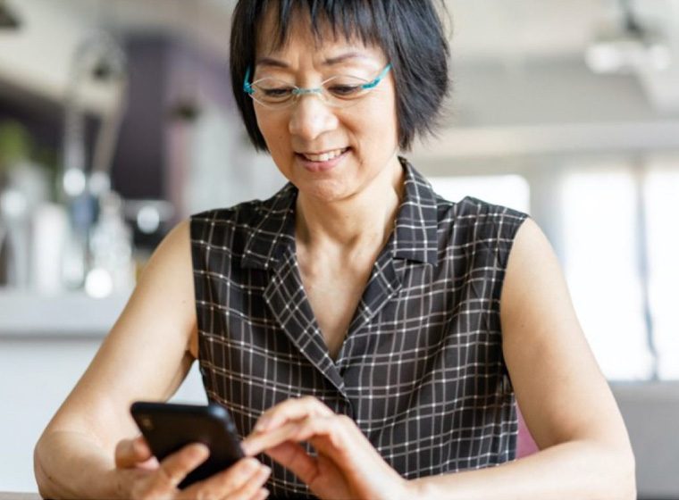 mujer interactuando con un dispositivo de teléfono inteligente