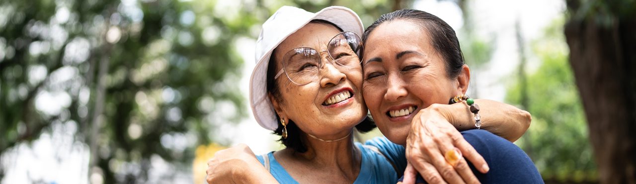 dos mujeres disfrutando del día al aire libre