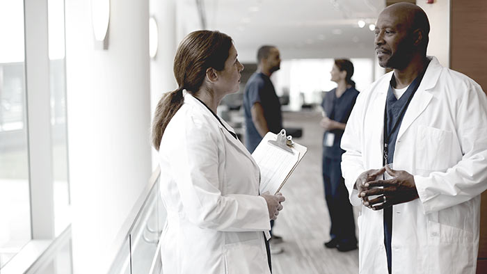 Dos m&eacute;dicos hablando