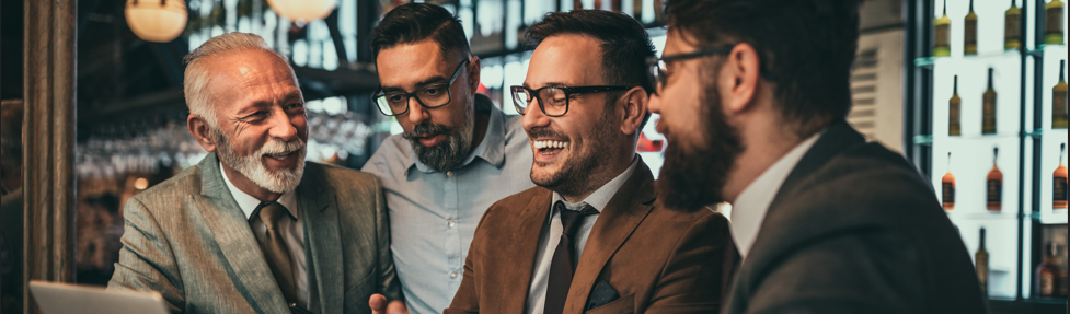 Hombres reunidos pasando un buen rato