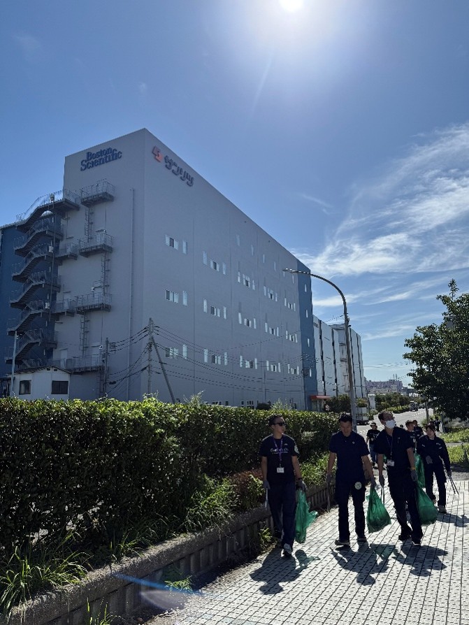 トングを手に、歩道沿いのごみを拾う参加者