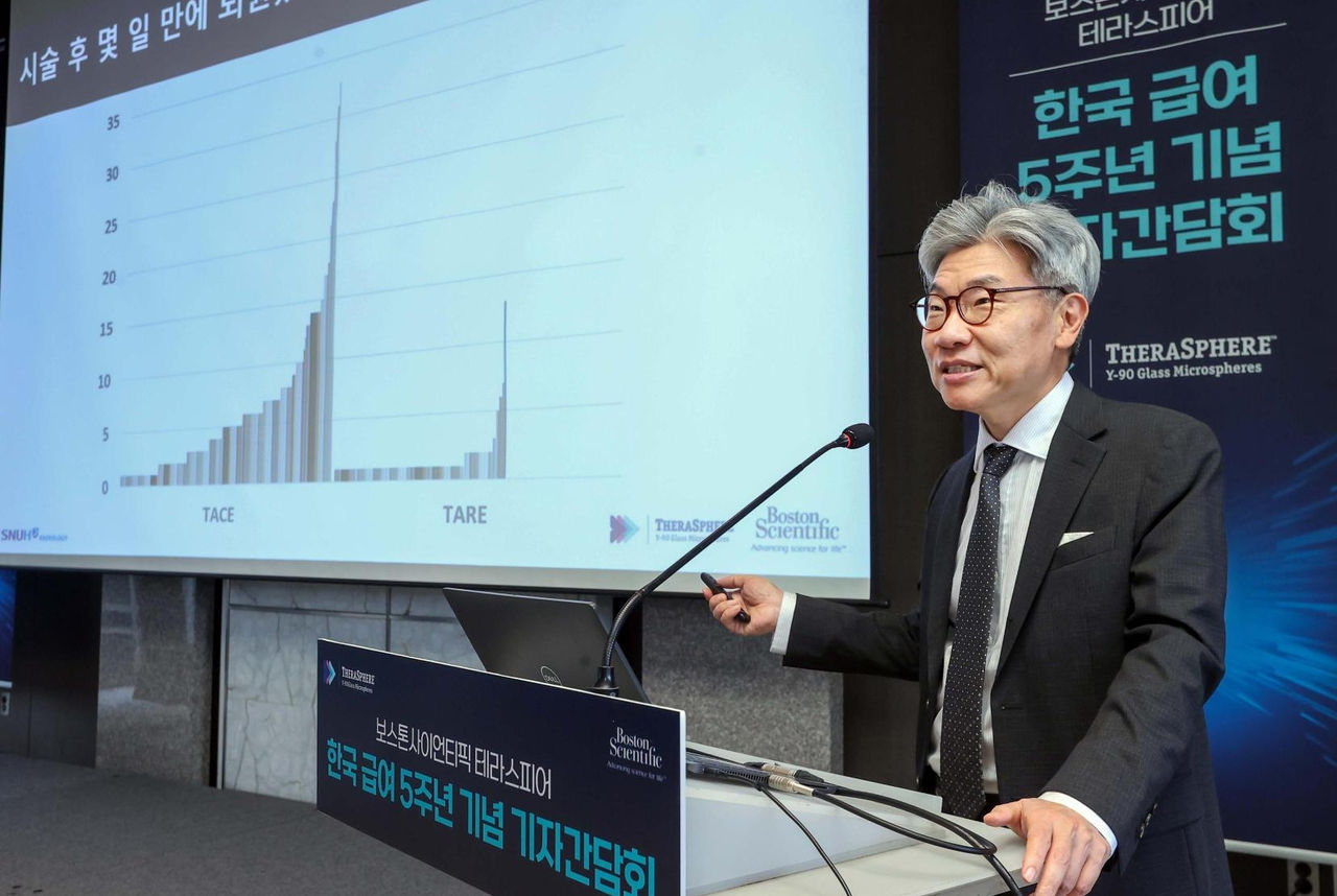 Two women and one men holding cityswitch 2024 award and giving pose for picture.