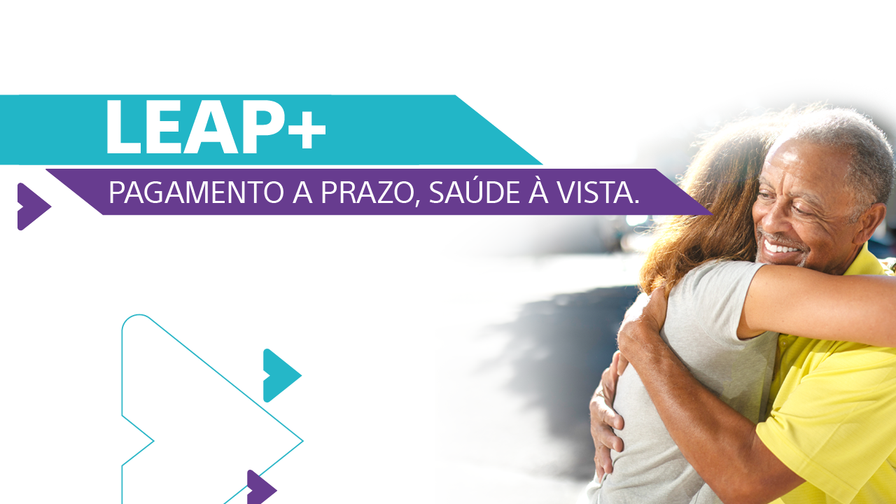 Dupla de pessoas se abraçando ao fundo, como o logo do LEAP+ na frente e a frase "Pagamento a prazo, saúde à vista."
