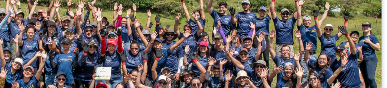 Dois cientistas desenvolvendo um projeto inovador