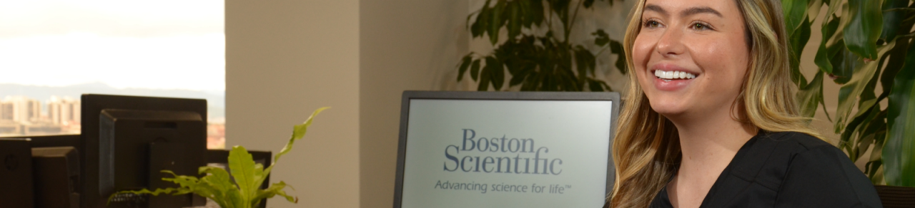 Dois cientistas desenvolvendo um projeto inovador