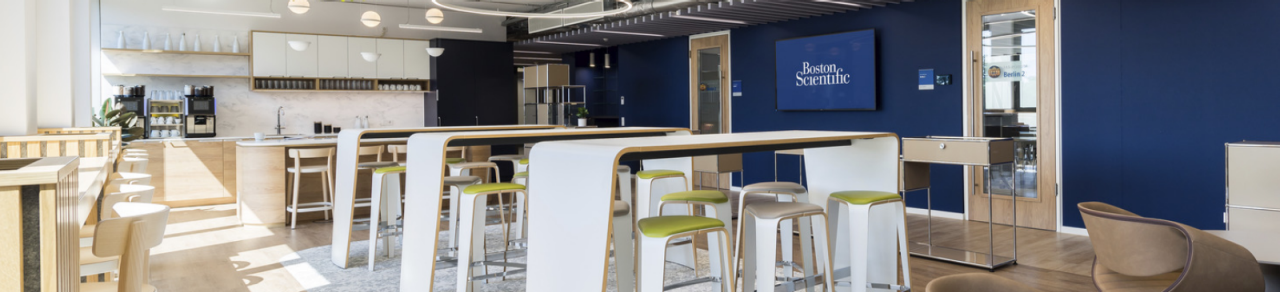 Instituto para avanço da ciência em Dusseldorf, Alemanha. Diversas mesas e cadeiras.