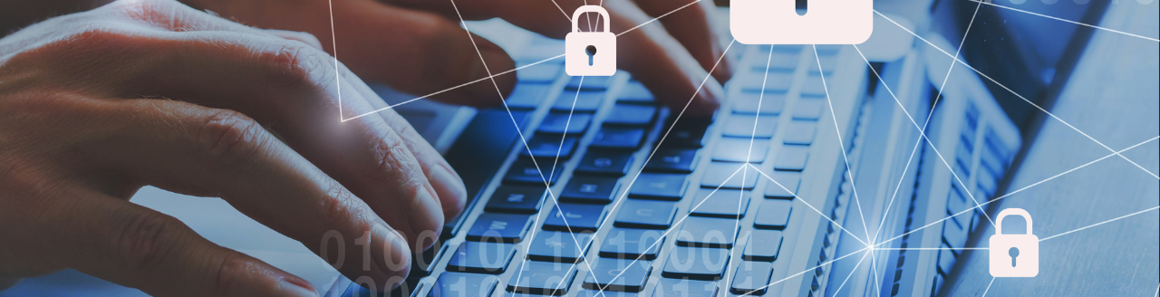 Funcionário vestindo uma camiseta da Boston Scientific em um ambiente ao ar livre sorri para a câmera.